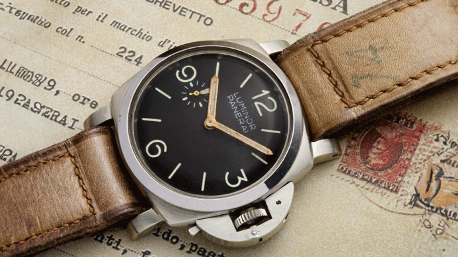 The evolution of the Panerai Ref. 6152/1 watch continued unabated in the 1960s. In the process of assembling the overlapping disc dials, known as sandwich dials, the use of radium-based paste disappeared, and with it the name Radiomir.