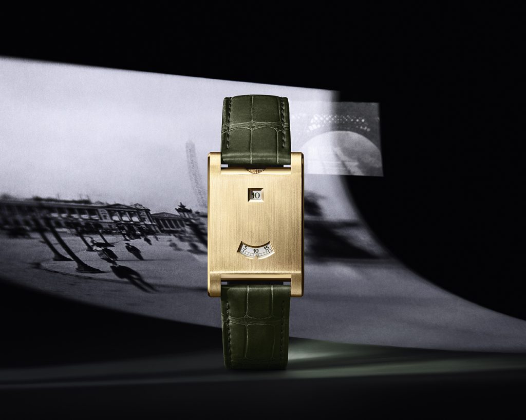 Cartier has developed the hand-wound 9755 MC caliber specifically for the Tank à Guichets